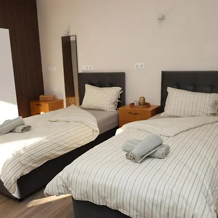 Good Mood & Parking 2 דירה